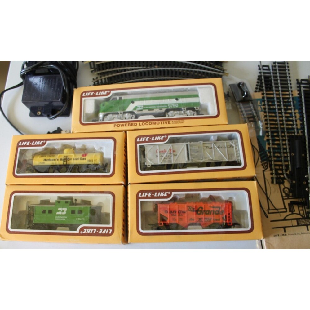 Life-Like Locomotive Train Set Complete Tracks, 5 cars, Transformer, etc.